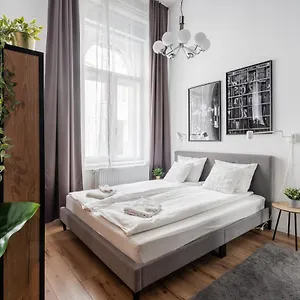 Apartamento E32 - Oktogon Panorama Suite - Best Location - By Bqa, Budapest