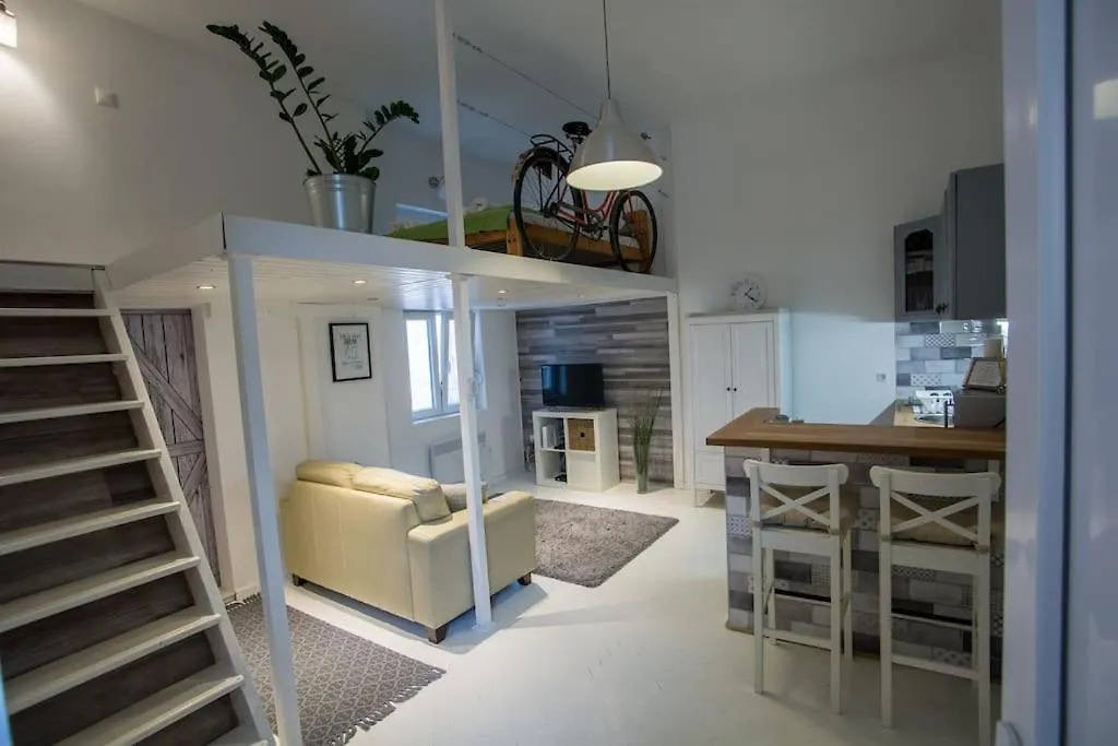 Vintage Near Boulevard With Ac After Renovation Budapest Apartamento